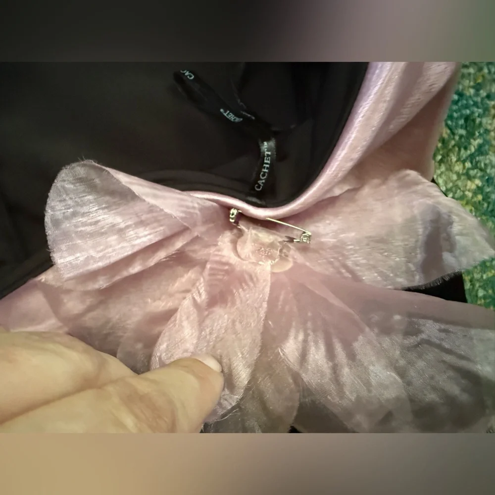 Vintage 90s Cachet black velvet off-the-shoulder pink organza flower top, size - Picture 6 of 9